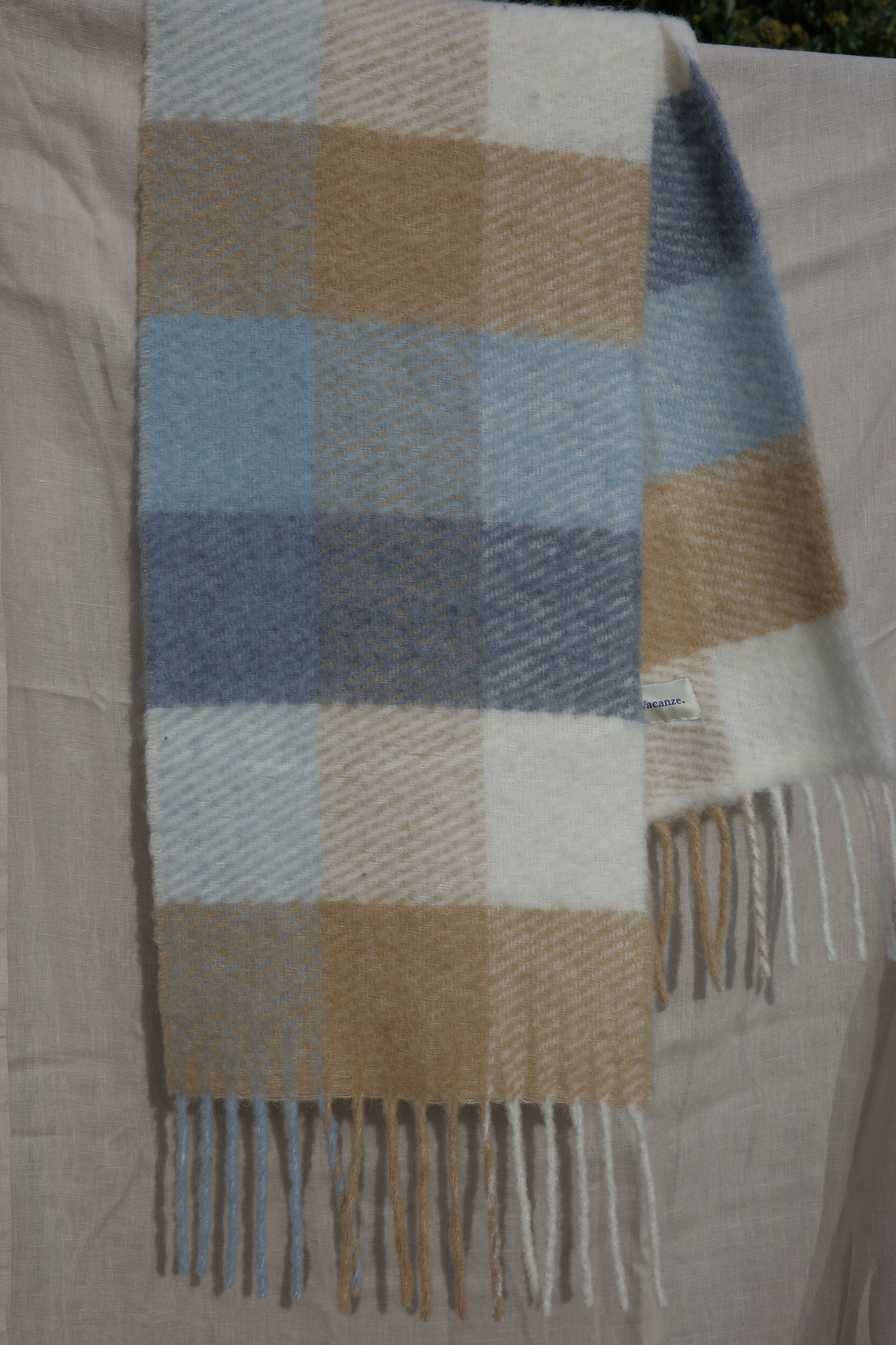 Miękki szalik w kratę – detal tkania i faktura materiału, luksusowy look, made in Italy.
Soft plaid alpaca and wool scarf – detailed weave texture, luxury feel, made in Italy.