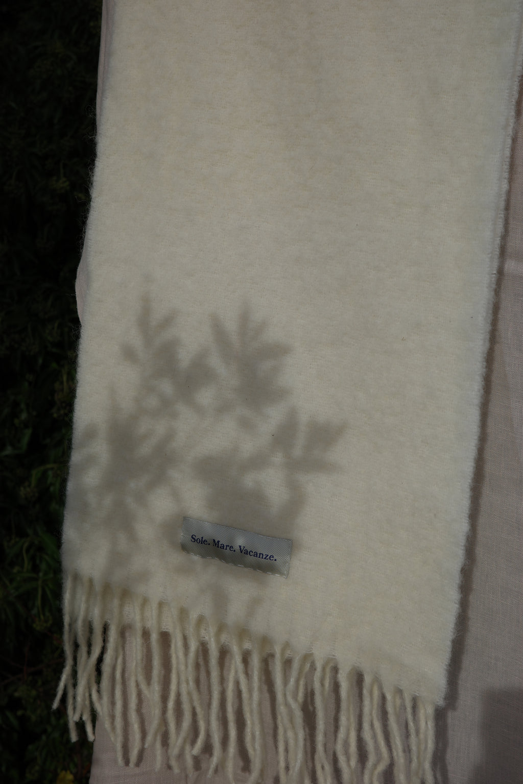 Sole Mare Vacanze szal kremowy – luksusowy, włoski produkt, naturalny materiał, subtelny odcień masełkowy.
