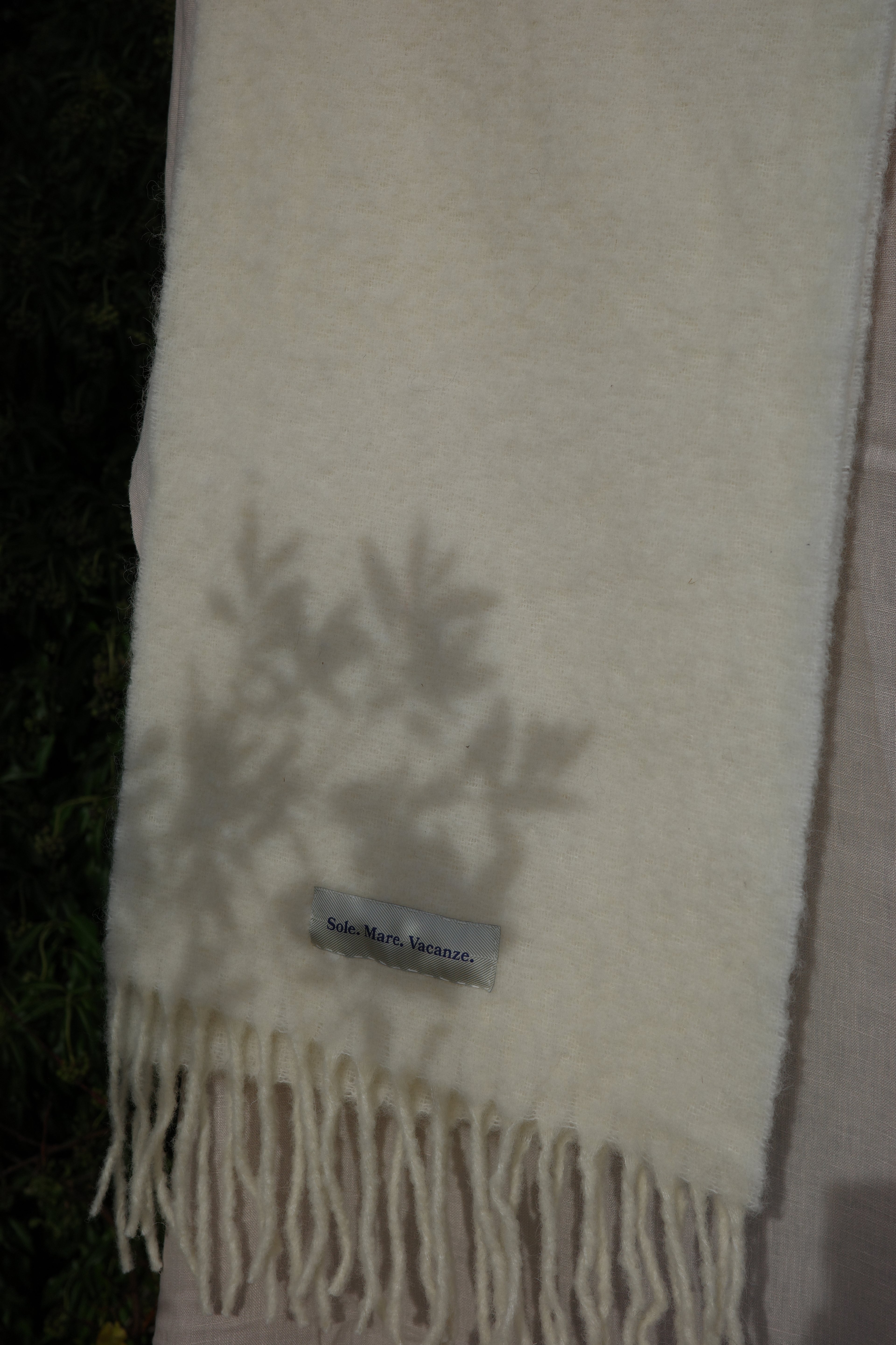 Sole Mare Vacanze szal kremowy – luksusowy, włoski produkt, naturalny materiał, subtelny odcień masełkowy.
