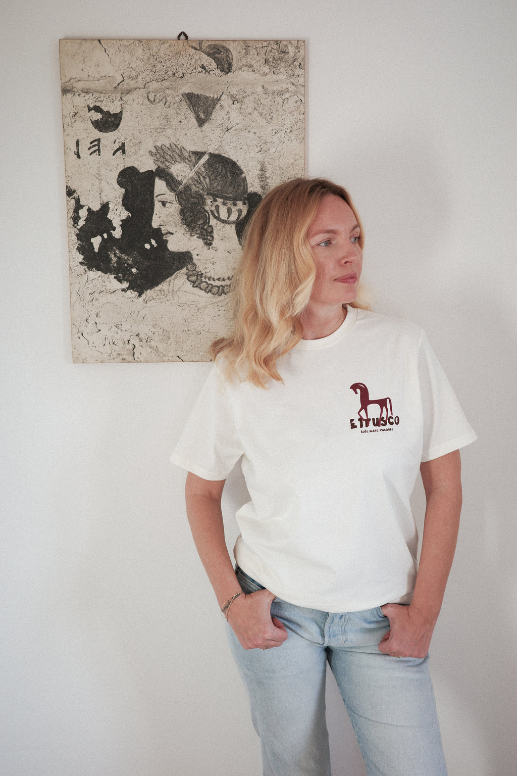 Kremowy T-shirt unisex Etrusco – lekka bawełna, wygodny regular fit, styl casual.
Etrusco T-shirt cream – detail view of the lightweight 100% cotton fabric, clean design.