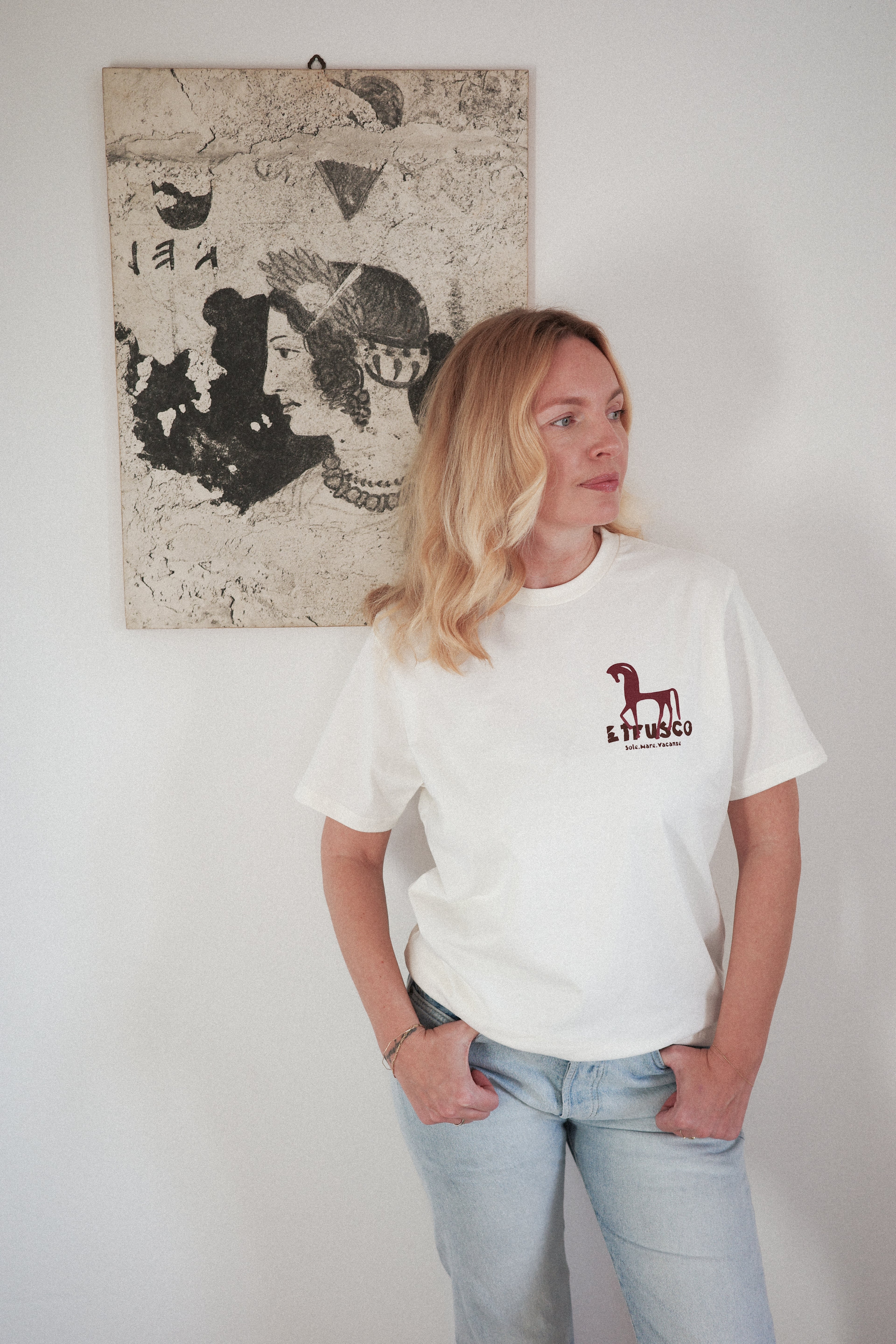 Kremowy T-shirt unisex Etrusco – lekka bawełna, wygodny regular fit, styl casual.
Etrusco T-shirt cream – detail view of the lightweight 100% cotton fabric, clean design.