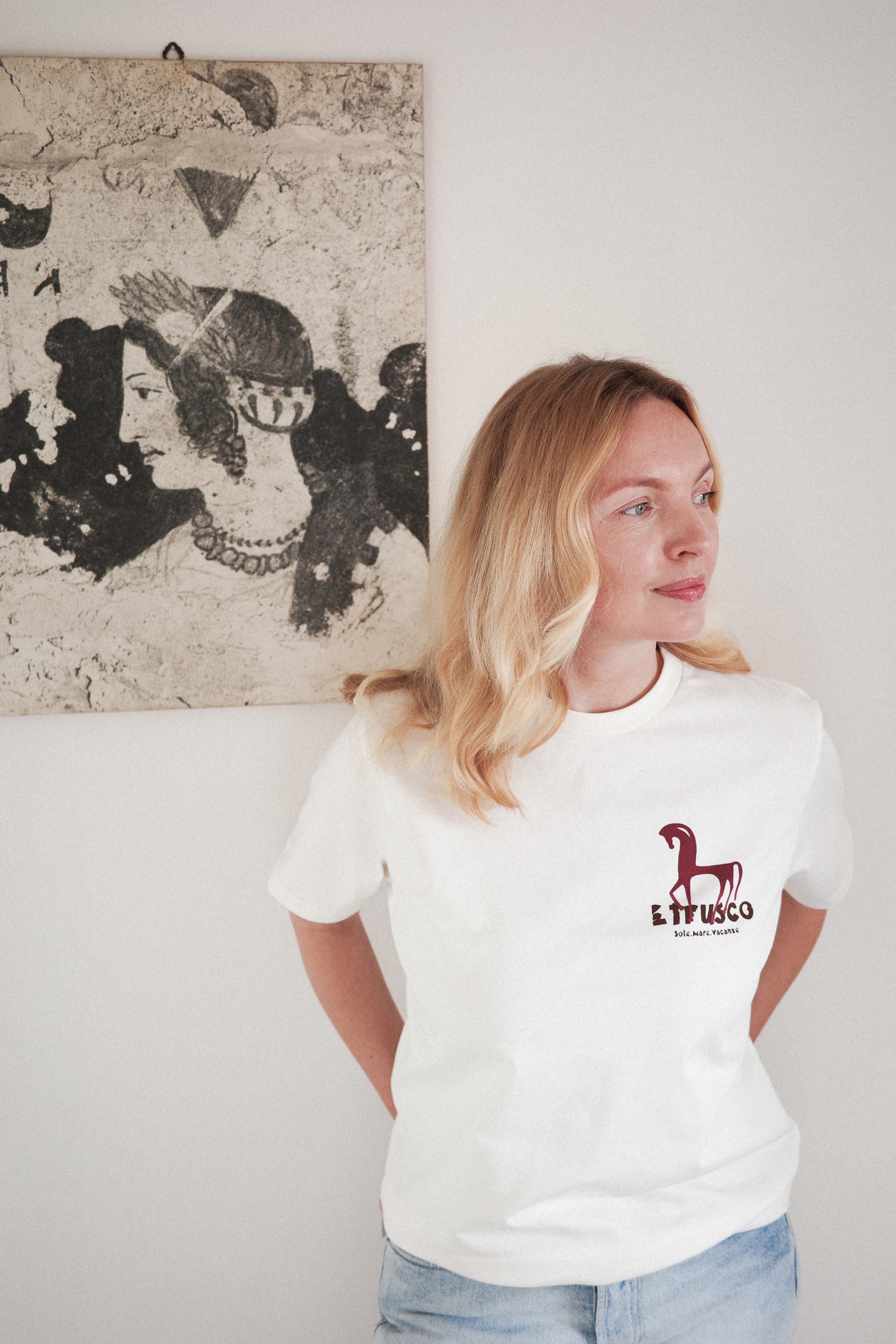 Cream Etrusco T-shirt – soft premium cotton, classic unisex fit by Sole Mare Vacanze.
Sole Mare Vacanze Etrusco – cream cotton T-shirt with timeless, minimalist aesthetic.