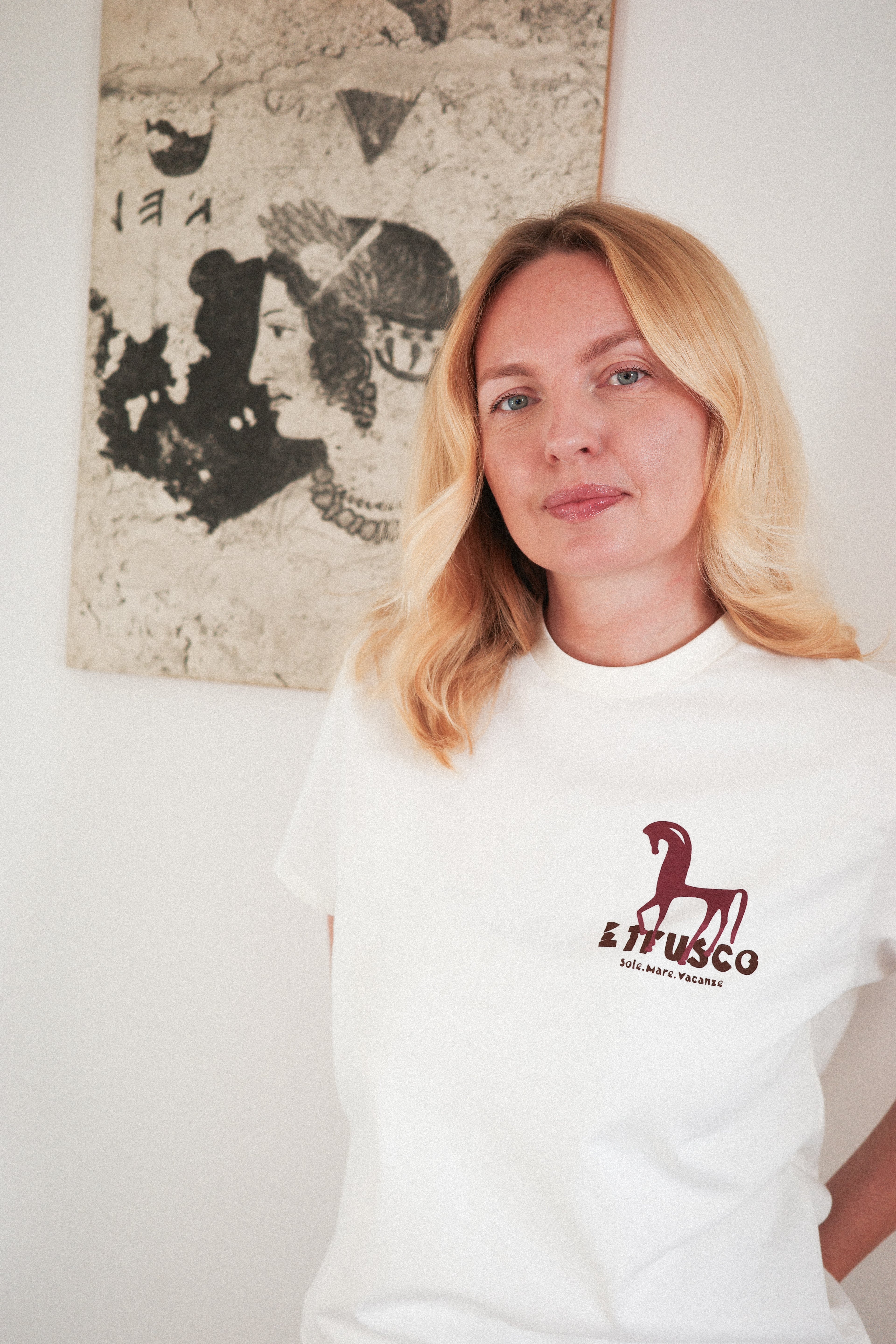 Koszulka Etrusco w kolorze kremowym – miękka bawełna premium, klasyczny unisex fit.
Sole Mare Vacanze Etrusco T-shirt in cream – unisex, 100% cotton, minimalist silhouette.