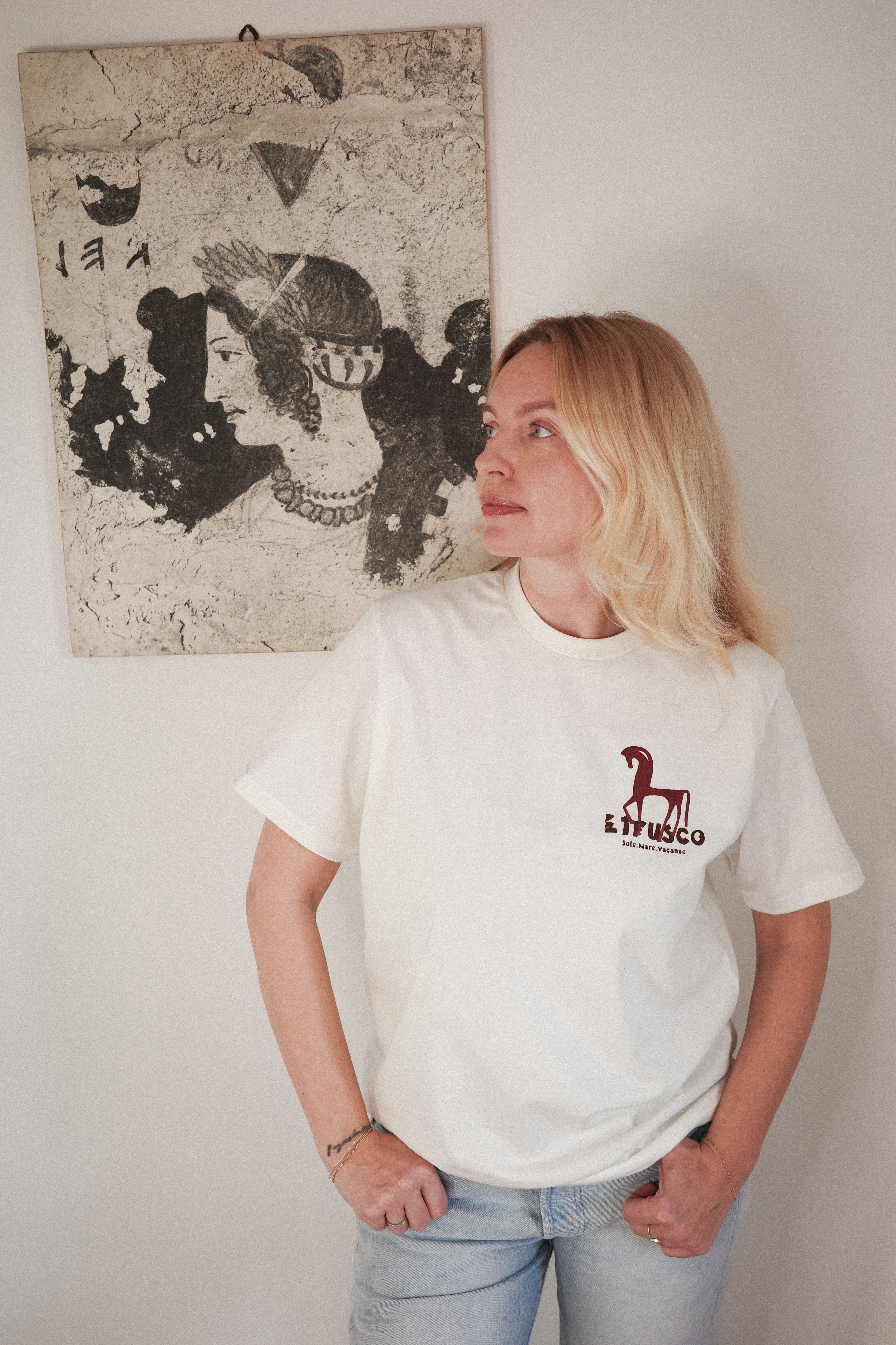 Sole Mare Vacanze Etrusco – kremowa koszulka z wysokiej jakości bawełny, uniwersalny design.
Unisex cream T-shirt Etrusco – breathable cotton, relaxed regular fit, everyday style.