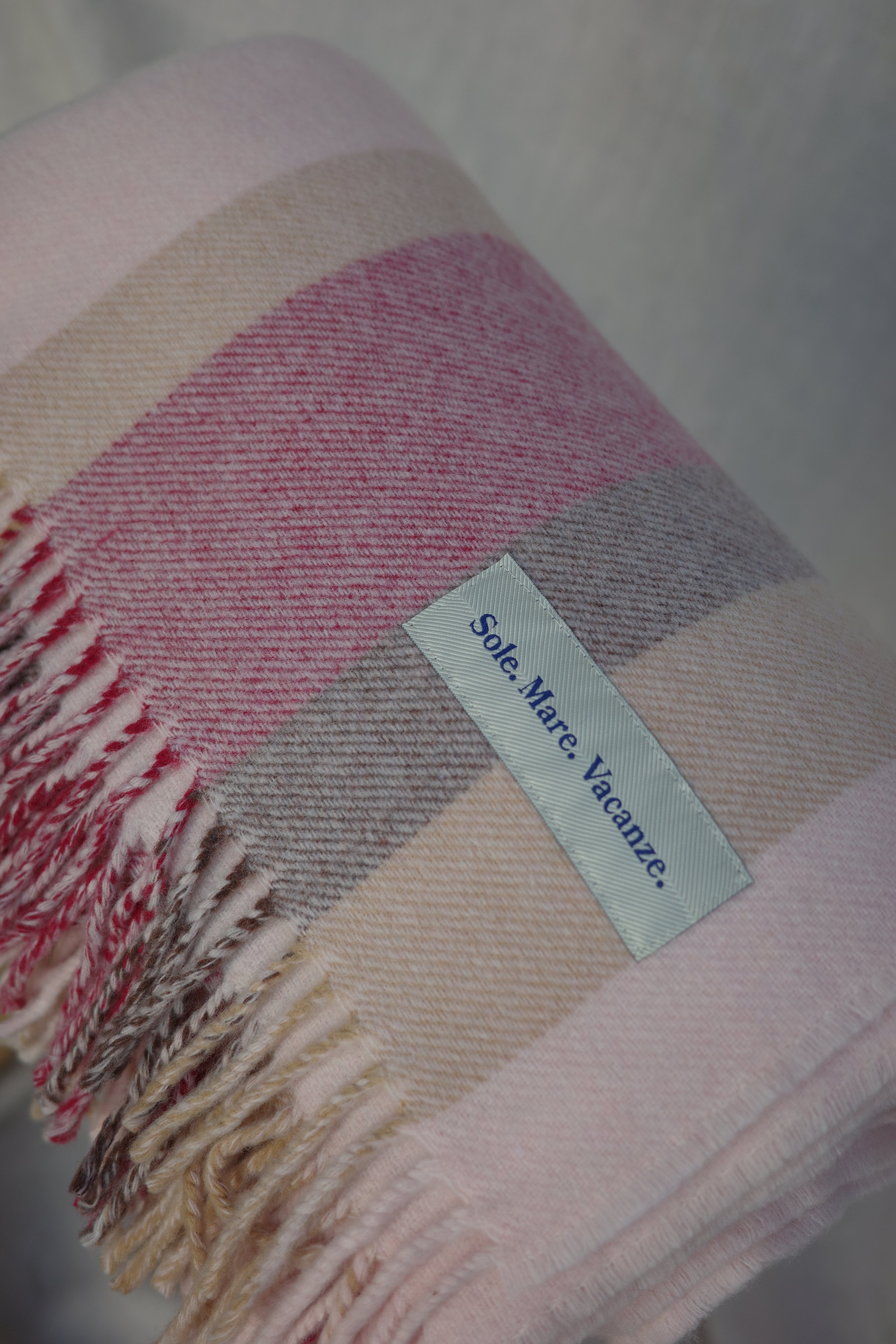 Super warm, woolen checkered blanket with fringes. Wrap yourself in cozy Italian luxury with the Sole Mare Vacanze wool plaid blanket. Made from premium natural wool, it combines warmth, softness, and timeless design. The classic check pattern adds a touch of Mediterranean elegance, perfect for relaxing evenings, home interiors, or weekend getaways.