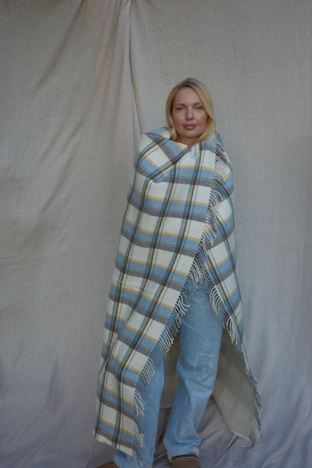 wool blanket, plaid blanket, Italian made blanket, natural wool, Mediterranean style, effortless elegance, timeless design, luxury home accessory.
Wełniany koc w kratę, wyprodukowany we Włoszech