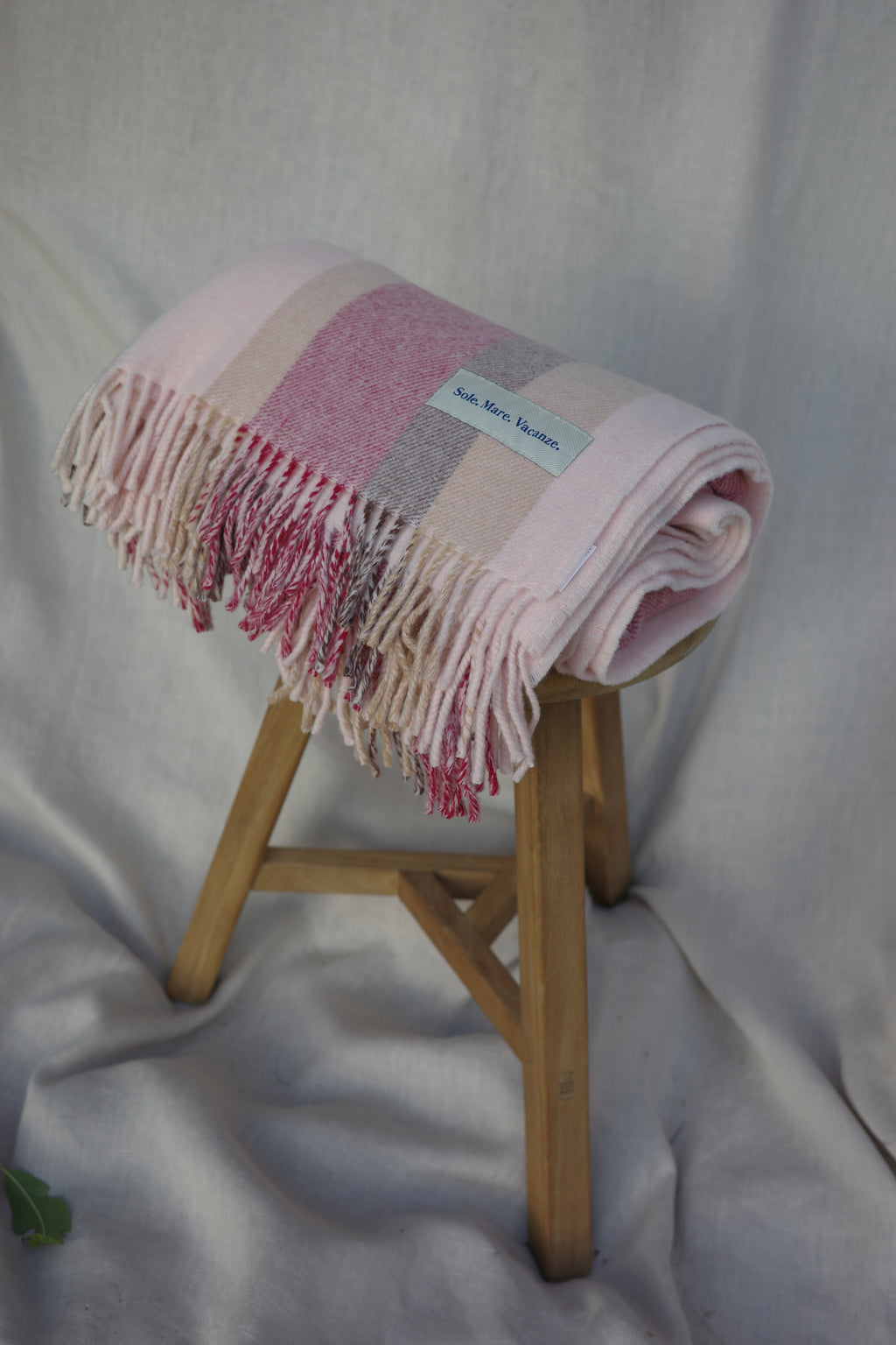 Each piece is crafted in Italy with attention to detail and love for natural fibres – a statement of effortless style and slow living.It combines great design with the highest quality of workmanship. It is cozy and fluffy.