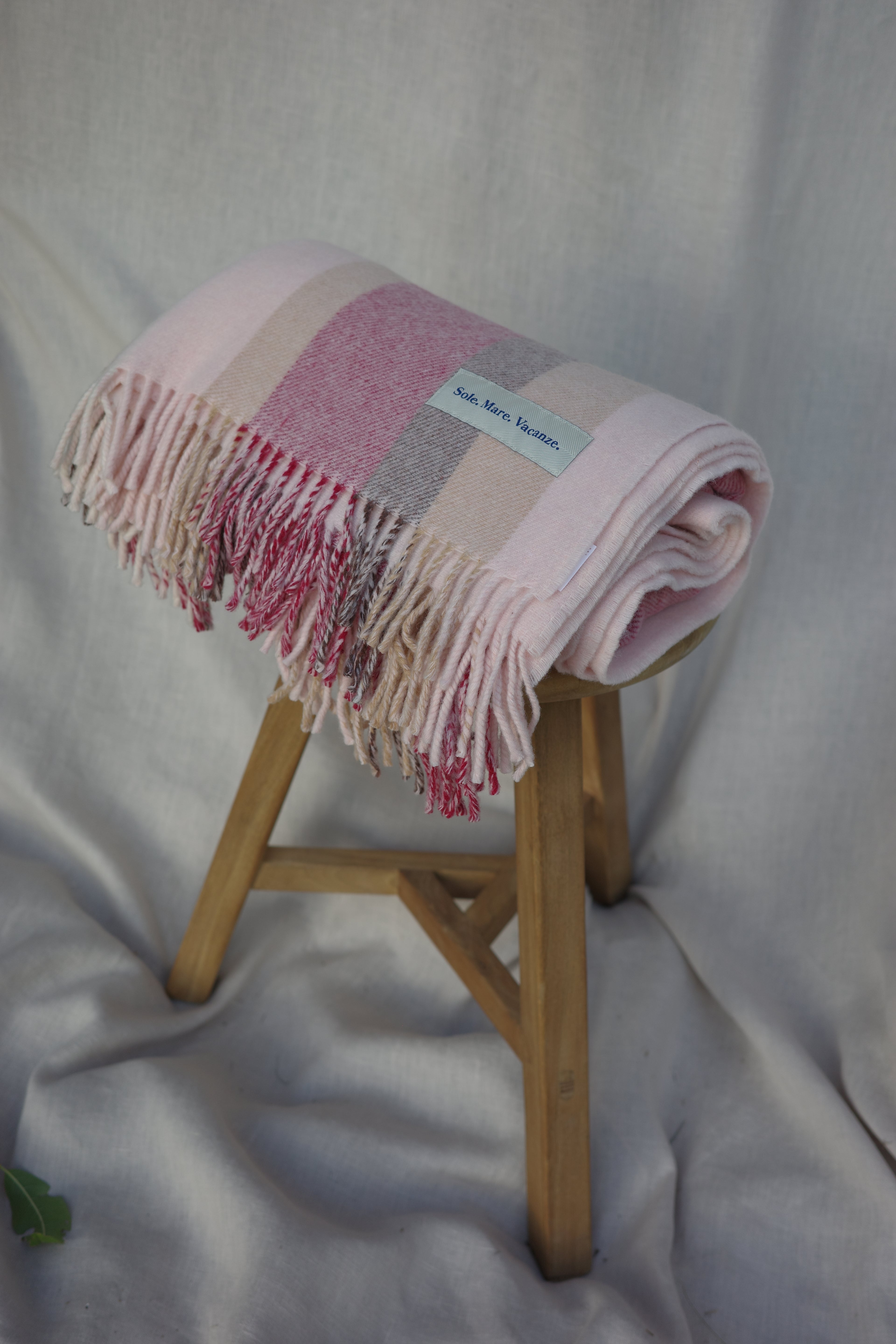 Each piece is crafted in Italy with attention to detail and love for natural fibres – a statement of effortless style and slow living.It combines great design with the highest quality of workmanship. It is cozy and fluffy.