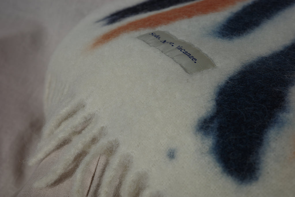 Avvolgiti nel lusso naturale: la nostra sciarpa in lana di alpaca, accessorio Made in Italy per uno stile mediterraneo senza tempo.