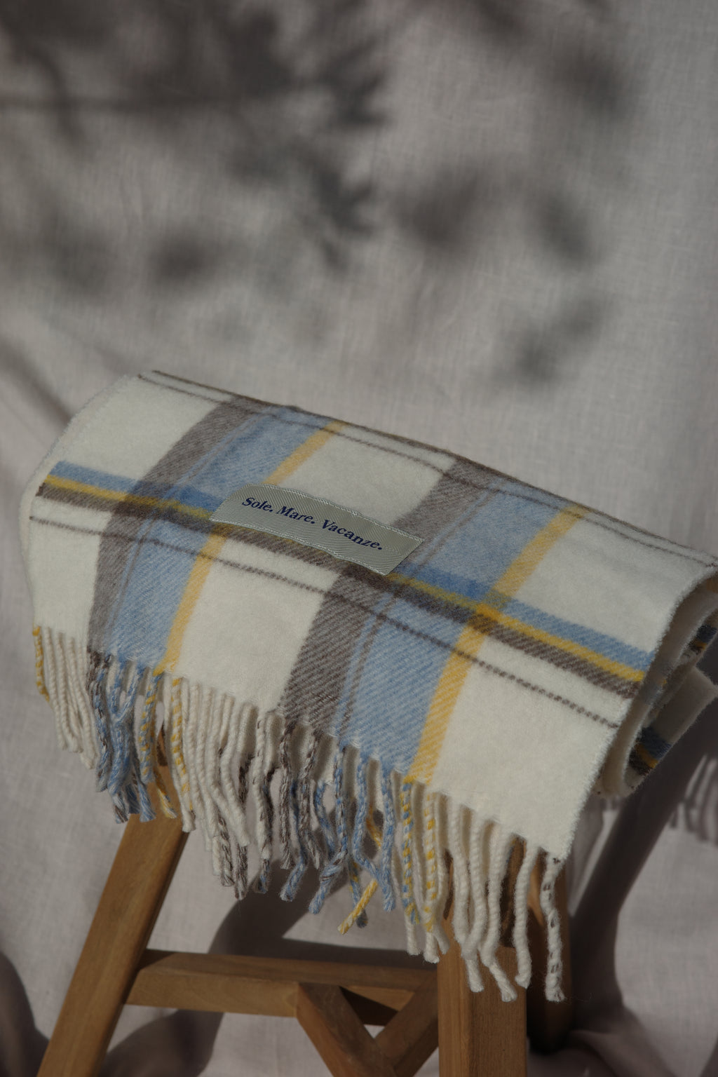 Sciarpa in lana Sole Mare Vacanze – morbida, calda e senza tempo. Realizzata in Italia con eleganza naturale.