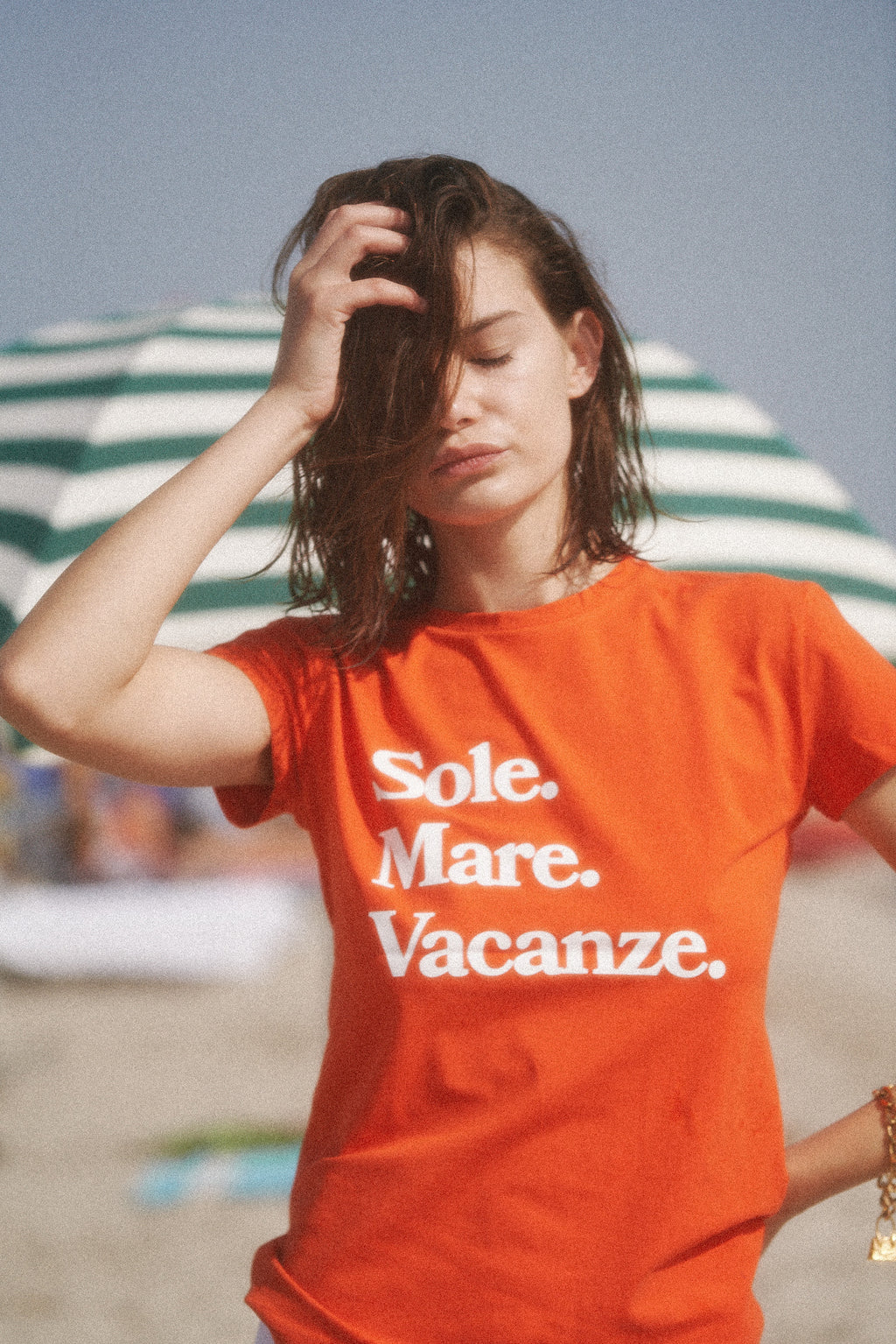Nasz czerwony t-shirt Sole Mare Vacanze to must have letniej garderoby. Nie tylko na wakacje we Włoszech!